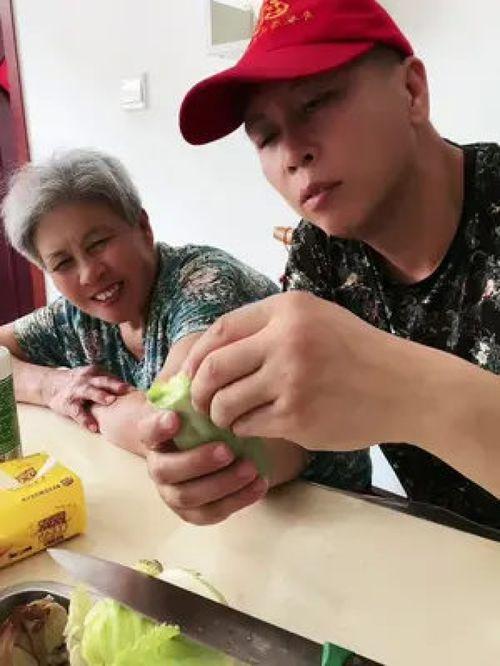 妈妈吃瓜视频大全,趣味横生的家庭欢乐时光