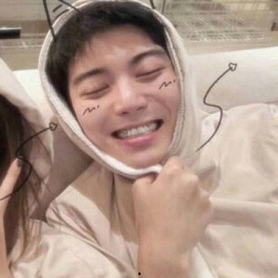 抖音网红吃瓜情侣视频,甜蜜互动引网友热议