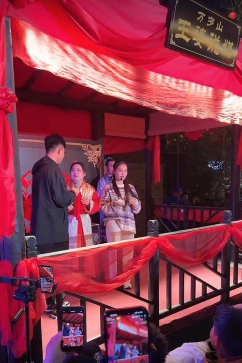 王婆相亲现场吃瓜视频,吃瓜群众围观笑料百出