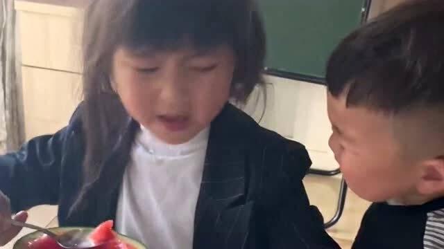 亲姐姐和弟弟吃瓜视频,家庭欢乐无限