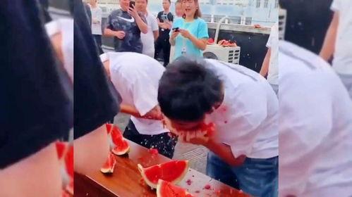 人类吃瓜搞笑行为视频,揭秘人类吃瓜搞笑行为视频背后的欢乐瞬间