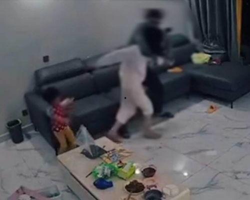 家暴吃瓜群众的视频,吃瓜群众视频记录全程