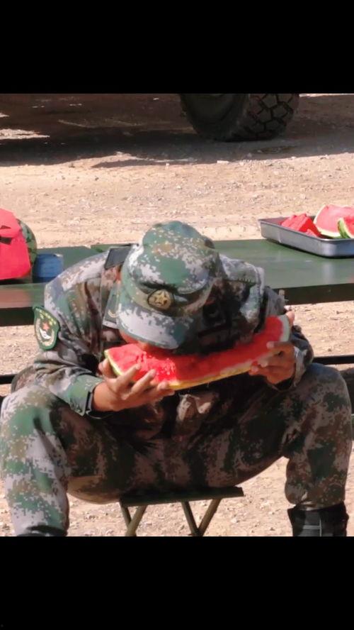 兵哥哥吃瓜搞笑视频,军营生活趣味横生