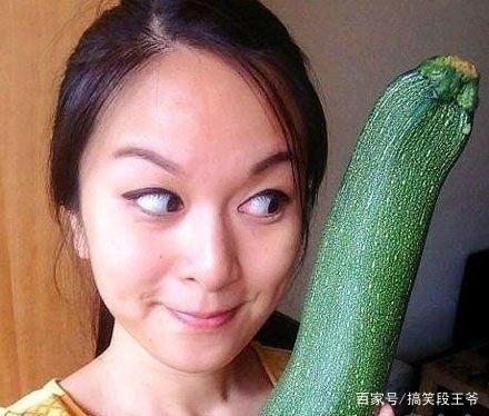 吃瓜吃出阴影图片搞笑视频,阴影满满！搞笑视频带你笑出腹肌