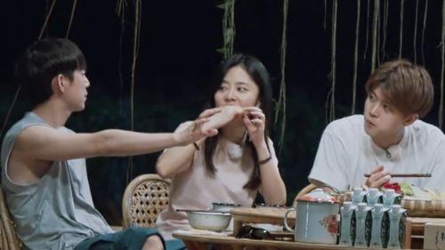 伪簪花吃瓜大会直播视频