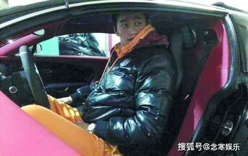 孙杨开豪车吃瓜视频,奢华生活引热议