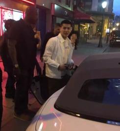 孙杨开豪车吃瓜视频,奢华生活引热议