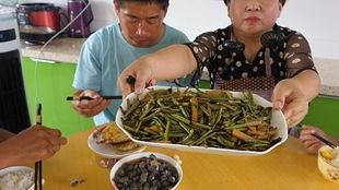 吃大面瓜比赛视频,挑战极限！吃大面瓜比赛惊心动魄瞬间回顾