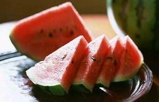 吃瓜可以用勺子挖嘛视频,揭秘吃瓜新姿势