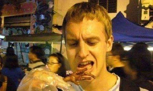 老外第一视角搞笑吃瓜卡着原视频,卡原视频笑料百出