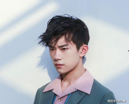 明星吃瓜视频易烊千玺,揭秘明星幕后生活点滴