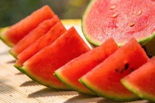 西瓜视频下雨天吃瓜,西瓜视频带你体验下雨天吃瓜的惬意时光