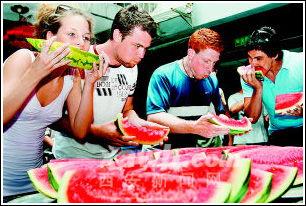 外国人吃瓜群视频,趣味横生瞬间集锦