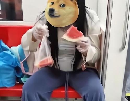 一个吃瓜的视频叫什么,揭秘“吃瓜群众”热议视频背后的真相