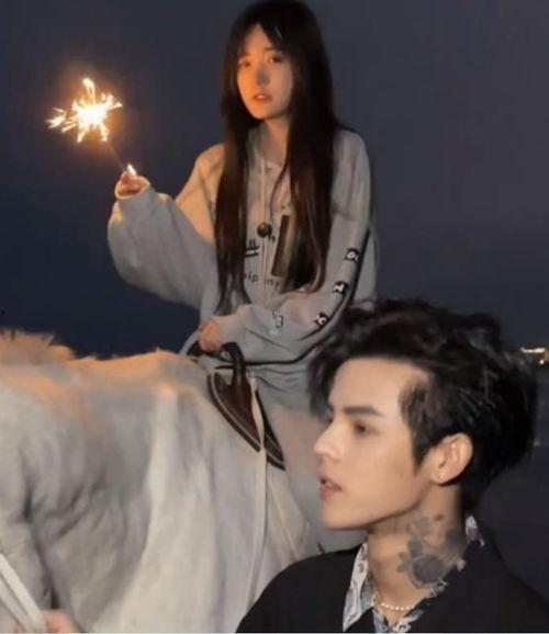 网红殷世航求婚吃瓜视频,吃瓜群众见证甜蜜时刻