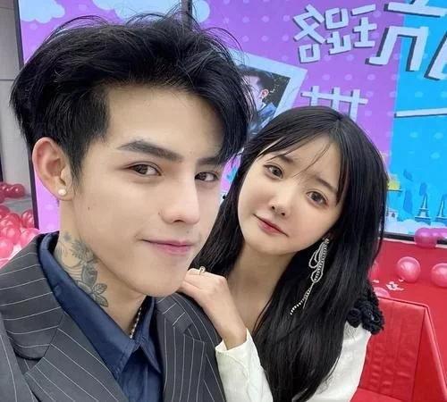 网红殷世航求婚吃瓜视频,吃瓜群众见证甜蜜时刻